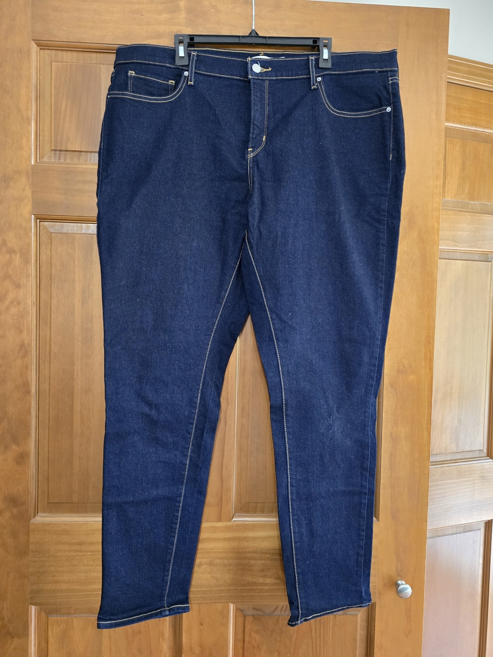 NWOT- Levi's Women's 211 Shaping Skinny Jeans in Dark Blue Denim